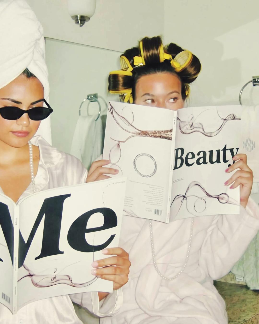 deux femmes assisse en peignoir avec magazines